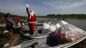 Sinterklas Bawa Kebahagiaan Natal untuk Anak-anak di Sungai Amazon