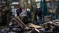 Sisa-sisa Pasar Liburan Populer di New York yang Hangus Terbakar