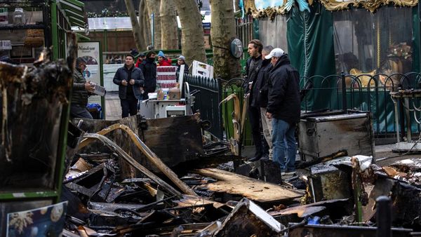Sisa-sisa Pasar Liburan Populer di New York yang Hangus Terbakar