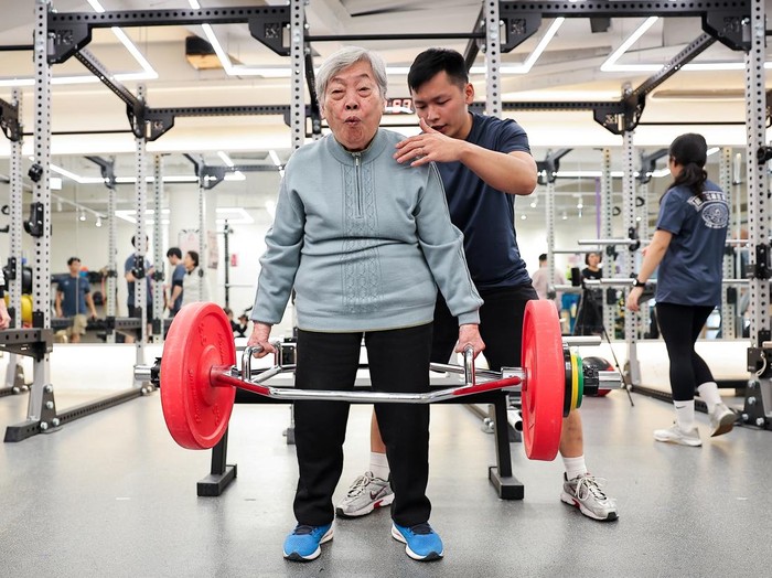 Sosok Nenek 90 Tahun di Taiwan yang Ikut Lomba Angkat Beban Cheng Chen Chin-Mei, 90, lifts 45kg as she breaks her personal record, at a weightlifting competition in Taipei, Taiwan December 21, 2024. REUTERS/Ann Wang TPX IMAGES OF THE DAY REFILE - CORRECTING PRONOUN FROM