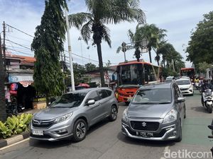 Video: Jalan Menuju Ragunan Padat, Polisi Lakukan Rekayasa Lalin Video: Jalan Menuju Ragunan Padat, Polisi Lakukan Rekayasa Lalin