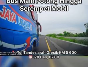 Sopir Bus Ugal-ugalan di Jalan Tol, Serempet Mobil Lalu Kabur