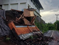 Tembok Sekolah di Klungkung Roboh, Material Nyaris Tutupi Jalan
