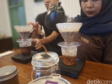 Menyeruput Sambil Belajar Riwayat Kopi di Bogor Bersama Pinot Johnny