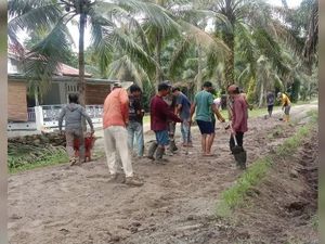 Warga 2 Dusun di Asahan Patungan Uang Pribadi untuk Perbaiki Jalan Rusak Warga 2 Dusun di Asahan Patungan Uang Pribadi untuk Perbaiki Jalan Rusak