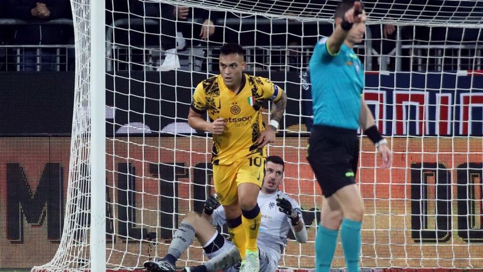 CAGLIARI, ITALY - DECEMBER 28:  Lautaro Martinez of Inter celebrates his goal 0-2  during the Serie A match between Cagliari and FC Internazionale at Sardegna Arena on December 28, 2024 in Cagliari, Italy. (Photo by Enrico Locci/Getty Images)