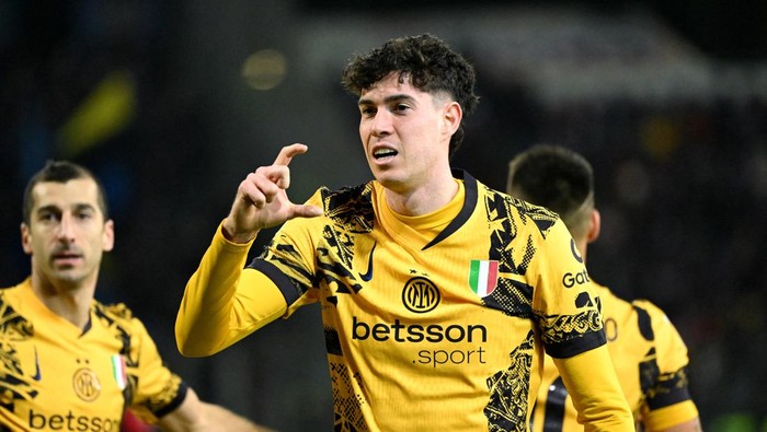 Soccer Football - Serie A - Cagliari v Inter Milan - Unipol Domus, Cagliari, Italy - December 28, 2024 Inter Milans Alessandro Bastoni celebrates scoring their first goal REUTERS/Alberto Lingria