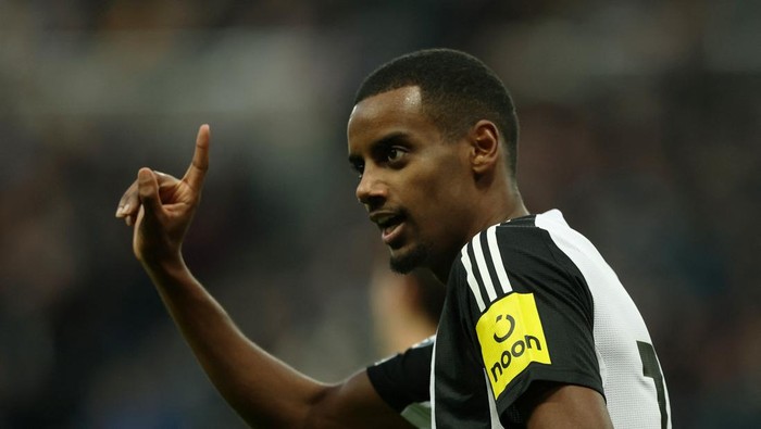 Soccer Football - Premier League - Newcastle United v Aston Villa - St James Park, Newcastle, Britain - December 26, 2024 Newcastle Uniteds Alexander Isak reacts Action Images via Reuters/Lee Smith EDITORIAL USE ONLY. NO USE WITH UNAUTHORIZED AUDIO, VIDEO, DATA, FIXTURE LISTS, CLUB/LEAGUE LOGOS OR LIVE SERVICES. ONLINE IN-MATCH USE LIMITED TO 120 IMAGES, NO VIDEO EMULATION. NO USE IN BETTING, GAMES OR SINGLE CLUB/LEAGUE/PLAYER PUBLICATIONS. PLEASE CONTACT YOUR ACCOUNT REPRESENTATIVE FOR FURTHER DETAILS..
