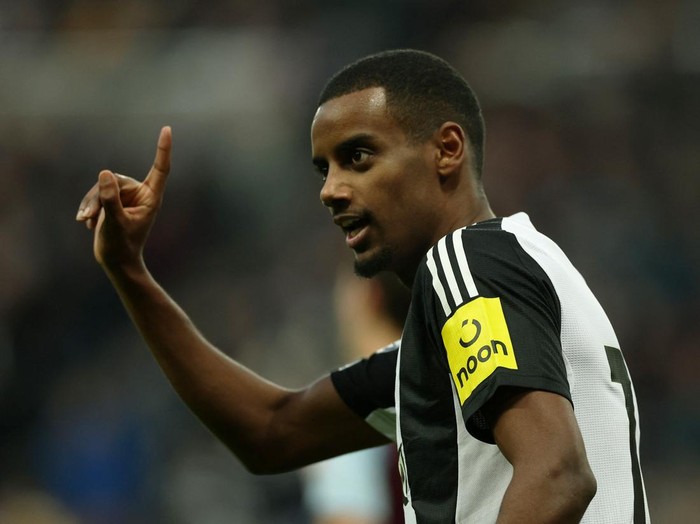 Soccer Football - Premier League - Newcastle United v Aston Villa - St James' Park, Newcastle, Britain - December 26, 2024 Newcastle United's Alexander Isak reacts Action Images via Reuters/Lee Smith EDITORIAL USE ONLY. NO USE WITH UNAUTHORIZED AUDIO, VIDEO, DATA, FIXTURE LISTS, CLUB/LEAGUE LOGOS OR 'LIVE' SERVICES. ONLINE IN-MATCH USE LIMITED TO 120 IMAGES, NO VIDEO EMULATION. NO USE IN BETTING, GAMES OR SINGLE CLUB/LEAGUE/PLAYER PUBLICATIONS. PLEASE CONTACT YOUR ACCOUNT REPRESENTATIVE FOR FURTHER DETAILS..