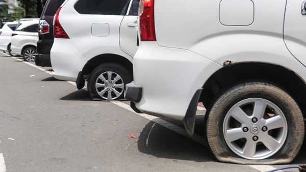 Awas! Parkir Sembarang di Jalan Medan Merdeka Jakarta Kena Kempes Ban