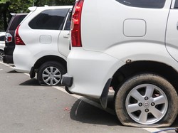 Dishub Jakarta Kempesi Ban Kendaraan Parkir Sembarangan di Sekitar Monas