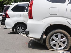 Awas! Parkir Sembarang di Jalan Medan Merdeka Jakarta Kena Kempes Ban Awas! Parkir Sembarang di Jalan Medan Merdeka Jakarta Kena Kempes Ban