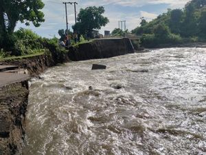 Jalan di Bima Putus Diterjang Banjir, Warga 1 Desa Harus Memutar ke Dompu