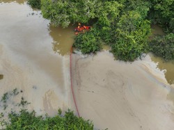 Sungai di Muba Tercemar Diduga Akibat Tumpahan Minyak Illegal Drilling