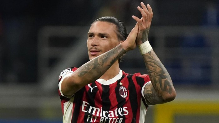 MILAN, ITALY - SEPTEMBER 17:  Darwin Nunez of Liverpool FC celebrates at the end of the UEFA Champions League 2024/25 League Phase MD1 match between 	AC Milan and Liverpool FC at Stadio San Siro on September 17, 2024 in Milan, Italy. (Photo by Pier Marco Tacca/Getty Images)