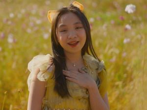 Kado Akhir Tahun Etenia Croft Lewat Jangan Bersedih