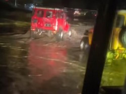 Banjir di Lautan Pasir Bromo Jadi Daya Tarik Tersendiri Wisatawan