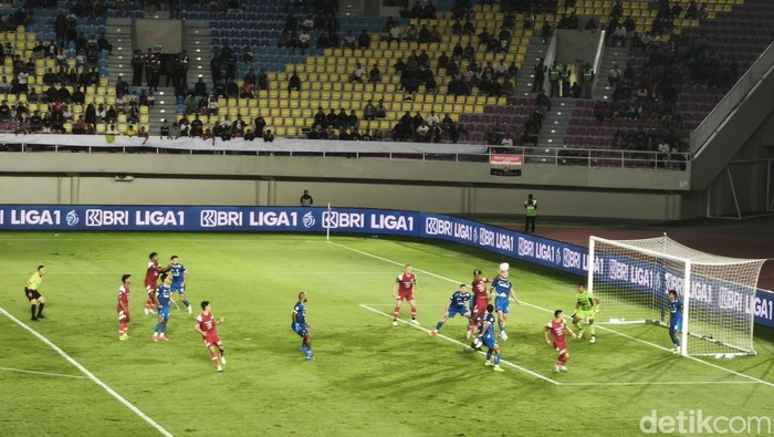 Laga Persis Solo melawan Persib Bandung pada pekan ke-17 Liga 1 2024/2025 di Stadion Manahan, Solo, Minggu (29/12/2024).