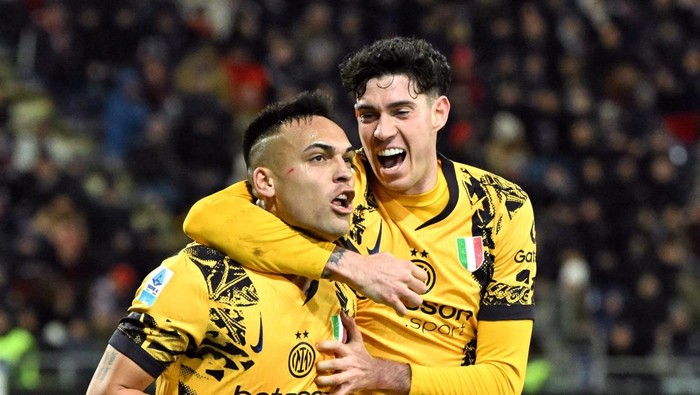 Soccer Football - Serie A - Cagliari v Inter Milan - Unipol Domus, Cagliari, Italy - December 28, 2024 Inter Milans Lautaro Martinez celebrates scoring their second goal with Alessandro Bastoni REUTERS/Alberto Lingria