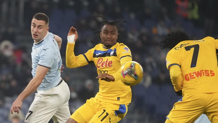 Atalantas Juan Cuadrado, right, heads the ball during a Serie A soccer match between Lazio and Atalanta, at the Stadio Olimpico in Rome, Italy, Saturday, Dec. 28, 2024. (AP Photo/Alessandra Tarantino)