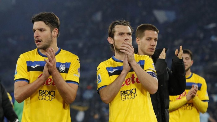 Soccer Football - Serie A - Lazio v Atalanta - Stadio Olimpico, Rome, Italy - December 28, 2024 Atalantas Berat Djimsiti and Marten de Roon applaud fans after the match REUTERS/Ciro De Luca