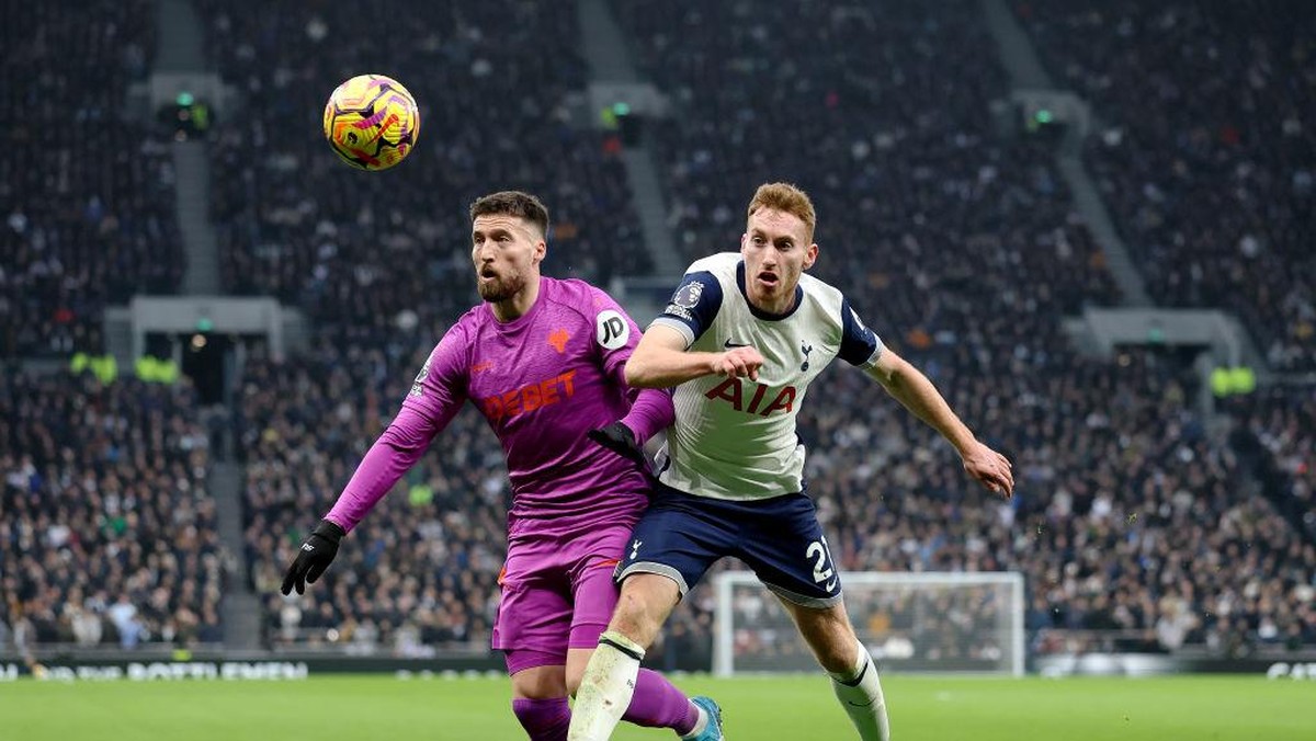 Matt Doherty (kiri) dari Wolves berduel memperebutkan bola dengan Dejan Kulusevski. Foto: Getty Images/Alex Pantling