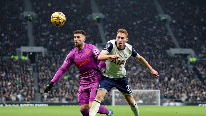 LONDON, ENGLAND - DECEMBER 29: Matt Doherty of Wolverhampton Wanderers and Dejan Kulusevski of Tottenham Hotspur battle for possession during the Premier League match between Tottenham Hotspur FC and Wolverhampton Wanderers FC at Tottenham Hotspur Stadium on December 29, 2024 in London, England. (Photo by Alex Pantling/Getty Images)
