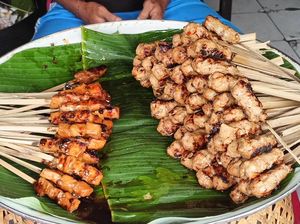 Video: Sate Ikan Marlin di Warung Ari dengan Cita Rasa Khas Bali Video: Sate Ikan Marlin di Warung Ari dengan Cita Rasa Khas Bali