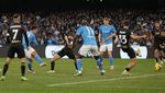 Foto: Momen Sengit Jay Idzes Vs Romelu Lukaku di Laga Napoli Vs Venezia