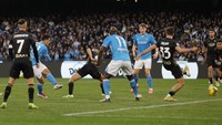 Kendati begitu, Venezia tetap kalah dari Napoli. Gol Giacomo Raspadori memastikan kemenangan 1-0 Il Partenopei. Napoli masih berada di papan atas klasemen Liga Italia, sementara Venezia di zona degradasi. (Foto: REUTERS/Ciro De Luca)