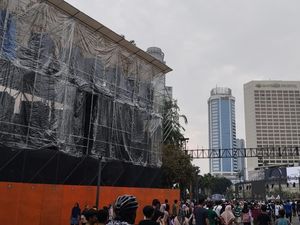 Panggung Malam Tahun Baru Mulai Dibangun di Bundaran HI, Begini Suasananya