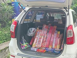 Jelang Tahun Baru 2025, Pedagang Kembang Api Masih Sepi Pembeli