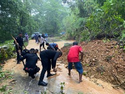 Ruas Jalan Trans Sumba Tertimbun Longsor