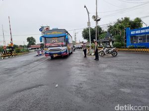 Arus Lalin Simpang Mengkreng Kediri Ramai Lancar