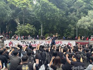 Massa dari Masyarakat Jawa Timur Tolak PPN 12% di Taman Bungkul Massa dari Masyarakat Jawa Timur Tolak PPN 12% di Taman Bungkul