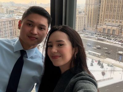 7 Foto Beby Tsabina Temani Suami Dinas ke Rusia, Tampil Cantik Bergaya Simpel