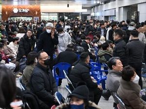 Tangisan Keluarga Korban Tewas Kecelakaan Jeju Air Pecah di Bandara Muan Tangisan Keluarga Korban Tewas Kecelakaan Jeju Air Pecah di Bandara Muan
