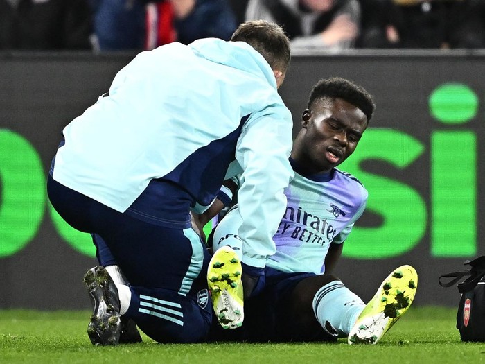 Soccer Football - Premier League - Crystal Palace v Arsenal - Selhurst Park, London, Britain - December 21, 2024 Arsenals Bukayo Saka receives medical attention after sustaining an injury REUTERS/Dylan Martinez EDITORIAL USE ONLY. NO USE WITH UNAUTHORIZED AUDIO, VIDEO, DATA, FIXTURE LISTS, CLUB/LEAGUE LOGOS OR LIVE SERVICES. ONLINE IN-MATCH USE LIMITED TO 120 IMAGES, NO VIDEO EMULATION. NO USE IN BETTING, GAMES OR SINGLE CLUB/LEAGUE/PLAYER PUBLICATIONS. PLEASE CONTACT YOUR ACCOUNT REPRESENTATIVE FOR FURTHER DETAILS..