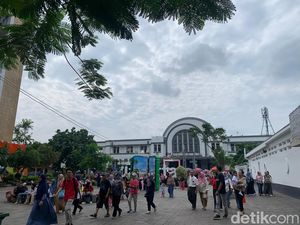 Liburan Tahun Baru, Warga Tasikmalaya Boyong Keluarga Besar ke Kota Tua Liburan Tahun Baru, Warga Tasikmalaya Boyong Keluarga Besar ke Kota Tua