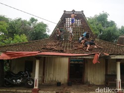 Warga Winong Pati Gotong Royong Perbaiki Rumah Usai Dilanda Puting Beliung