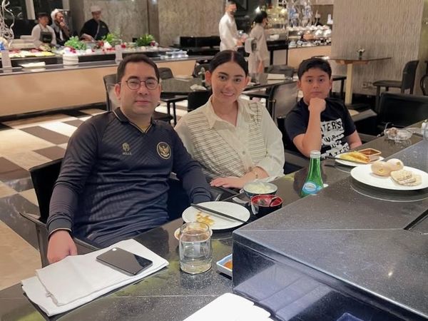 Momen Seru Thalita Latief Kulineran Bersama Keluarga dan Pacar