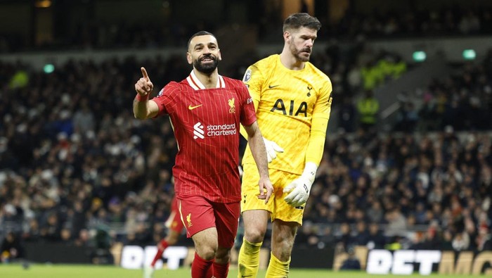 Soccer Football - Premier League - Tottenham Hotspur v Liverpool - Tottenham Hotspur Stadium, London, Britain - December 22, 2024 Liverpools Mohamed Salah celebrates scoring their fifth goal Action Images via Reuters/John Sibley EDITORIAL USE ONLY. NO USE WITH UNAUTHORIZED AUDIO, VIDEO, DATA, FIXTURE LISTS, CLUB/LEAGUE LOGOS OR LIVE SERVICES. ONLINE IN-MATCH USE LIMITED TO 120 IMAGES, NO VIDEO EMULATION. NO USE IN BETTING, GAMES OR SINGLE CLUB/LEAGUE/PLAYER PUBLICATIONS. PLEASE CONTACT YOUR ACCOUNT REPRESENTATIVE FOR FURTHER DETAILS..