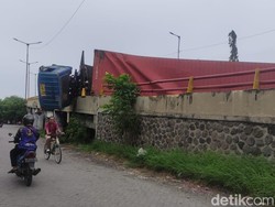 Dampak Truk Trailer Terguling di Layang Trosobo, Arus Lalin Dialihkan