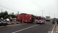 Truk Trailer Muat Kontainer Terguling di Layang Trosobo