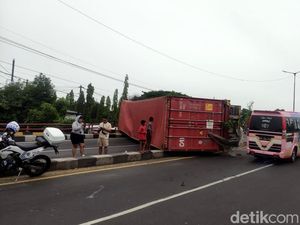 Truk Trailer Muat Kontainer Terguling di Layang Trosobo Truk Trailer Muat Kontainer Terguling di Layang Trosobo