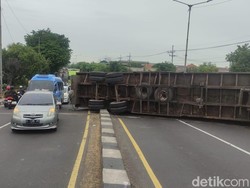 Gagal Nanjak, Truk Trailer Muat Kontainer Terguling di Layang Trosobo