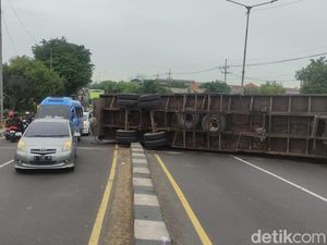 Gagal Nanjak, Truk Trailer Muat Kontainer Terguling di Layang Trosobo Gagal Nanjak, Truk Trailer Muat Kontainer Terguling di Layang Trosobo