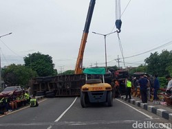 Truk Trailer Gagal Nanjak Terguling di Layang Trosobo Dievakuasi