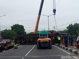 Truk Trailer Gagal Nanjak Terguling di Layang Trosobo Dievakuasi Truk Trailer Gagal Nanjak Terguling di Layang Trosobo Dievakuasi