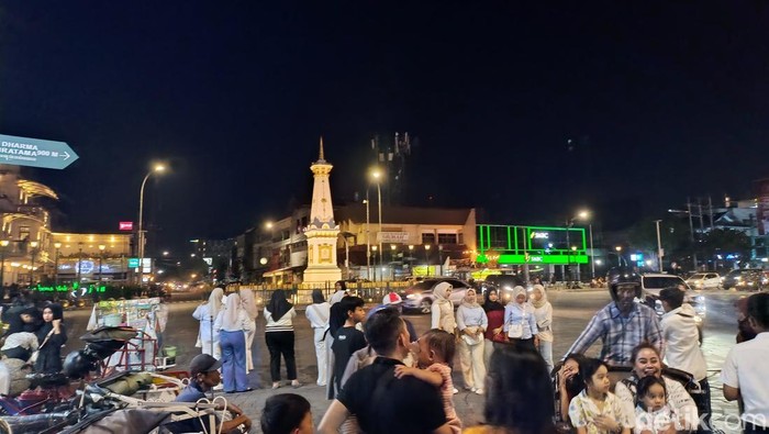 Wisatawan berswafoto di kawasan Tugu Pal Putih Jogja, Minggu (29/12/2024). Wisatawan berswafoto di kawasan Tugu Pal Putih Jogja, Minggu (29/12/2024).